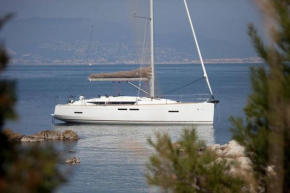 Sleep aboard a modern sailboat in Oeiras